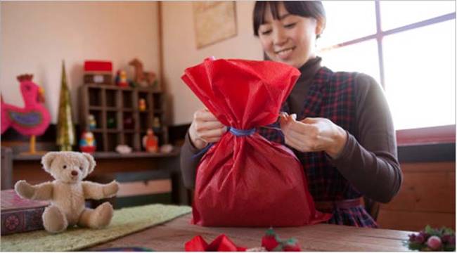 1420032625966320 Wrapping Gifts Will Never Be The Same Once You Know These 11 Epic Hacks