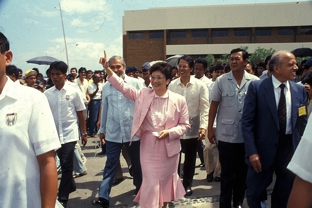 4 Corazon Aquino at IRRI 1986 610x406 20 Women Who Made History By Bending Gender Roles