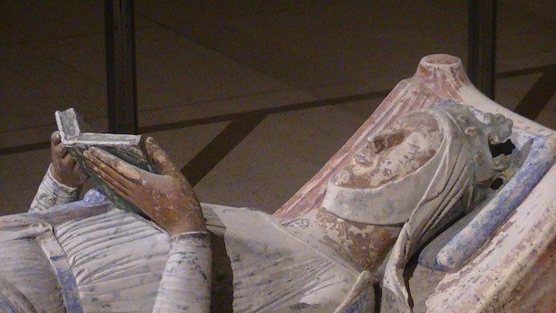 Church of Fontevraud Abbey Eleanor of Aquitaine effigy 610x343 20 Women Who Made History By Bending Gender Roles