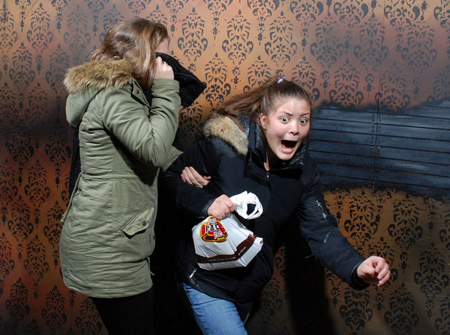 desktop 1444145066 20 Of The Best Haunted House Reactions Photographed