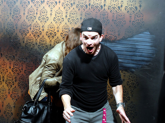 desktop 1444145076 20 Of The Best Haunted House Reactions Photographed