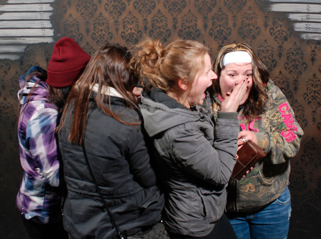 desktop 1444145078 20 Of The Best Haunted House Reactions Photographed