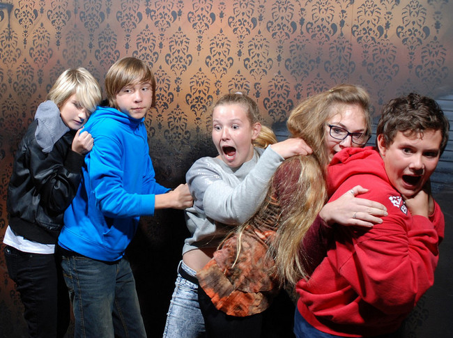 desktop 1444145088 20 Of The Best Haunted House Reactions Photographed