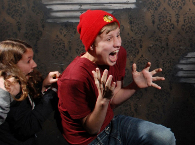 desktop 1444145109 20 Of The Best Haunted House Reactions Photographed
